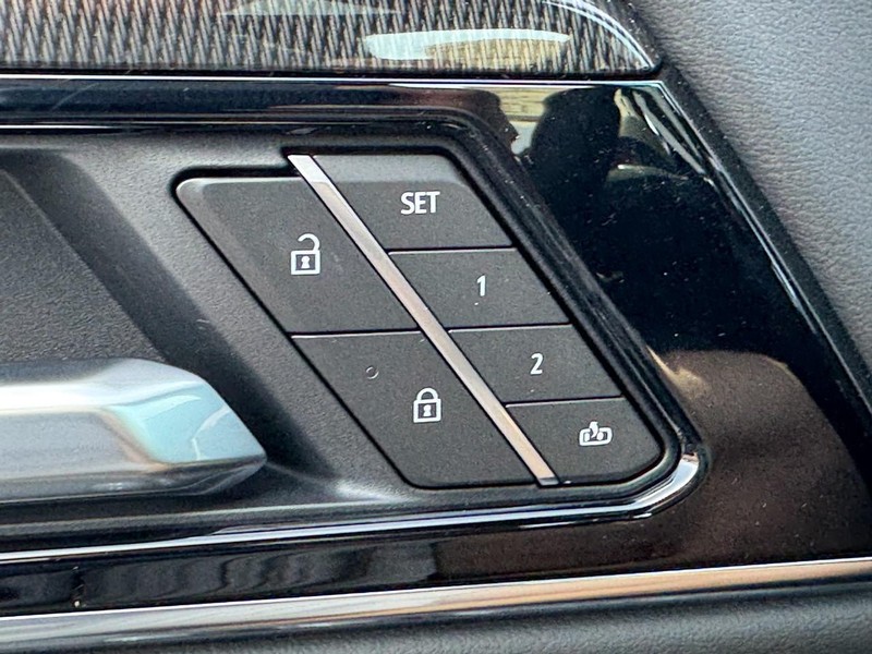 GMC Yukon XL Vehicle Image 11