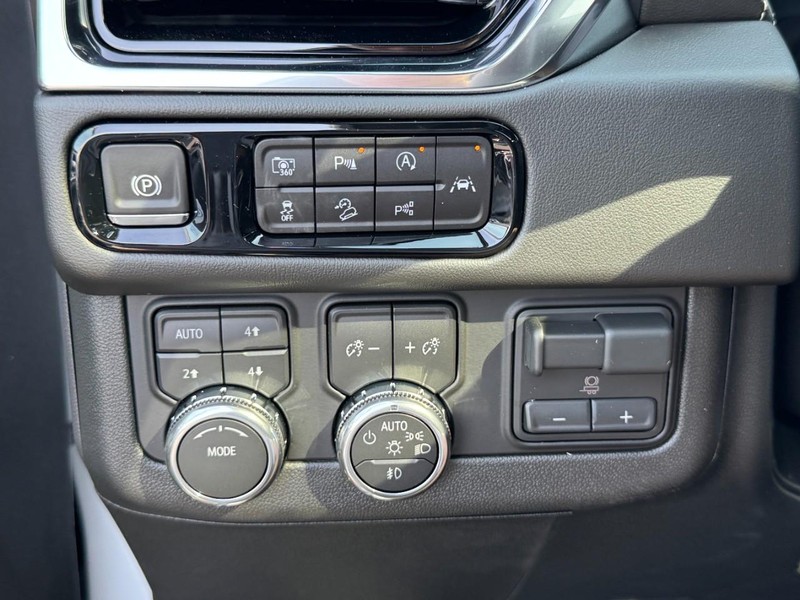 GMC Yukon XL Vehicle Image 12