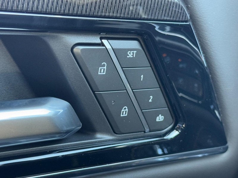 GMC Yukon XL Vehicle Image 11