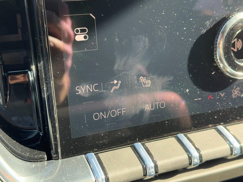 GMC Yukon XL Vehicle Image 16