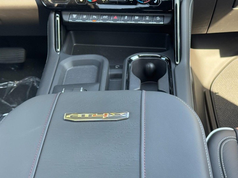 GMC Sierra 2500HD Vehicle Image 09