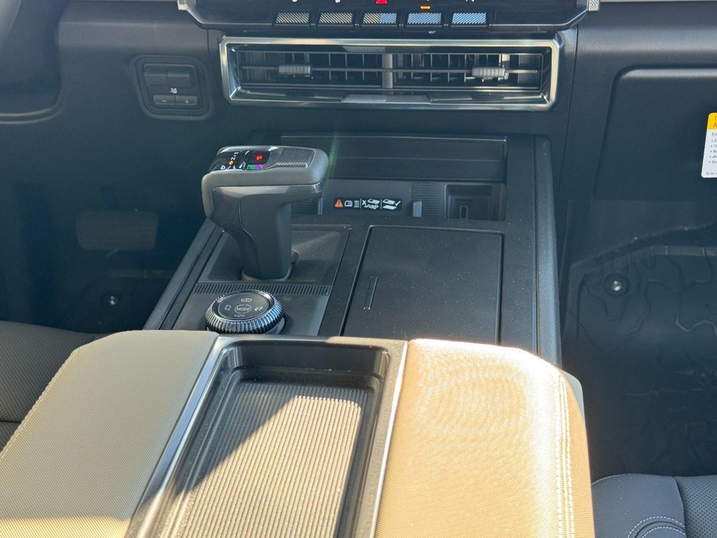 GMC HUMMER EV Pickup Vehicle Image 09