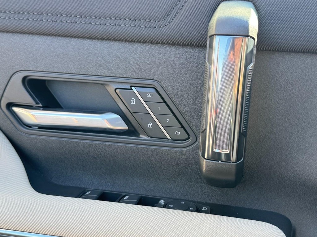 GMC HUMMER EV Pickup Vehicle Image 10