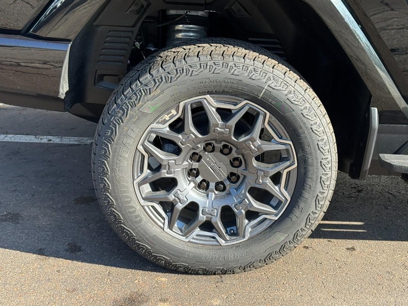 GMC HUMMER EV Pickup Vehicle Image 04