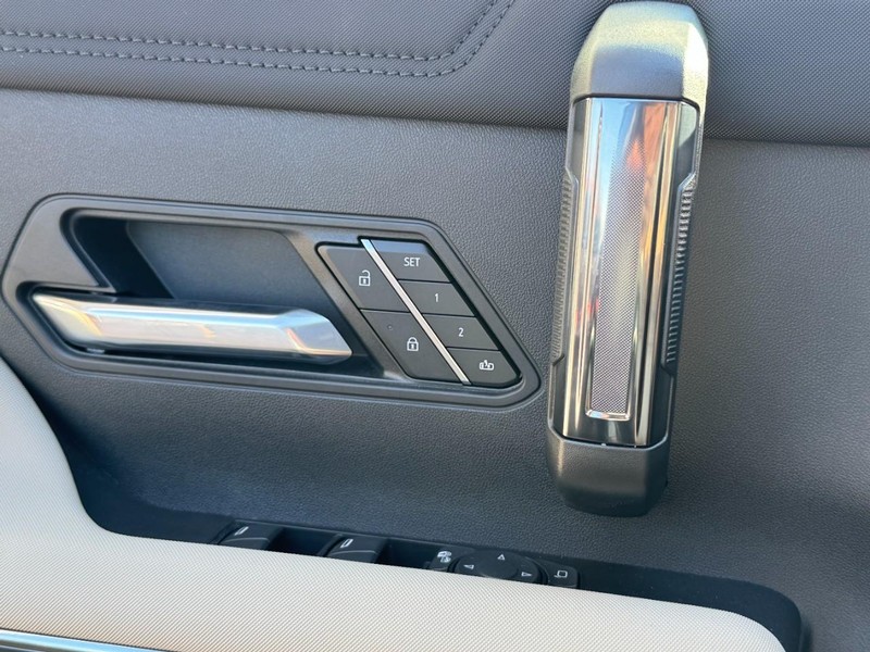 GMC HUMMER EV Pickup Vehicle Image 10