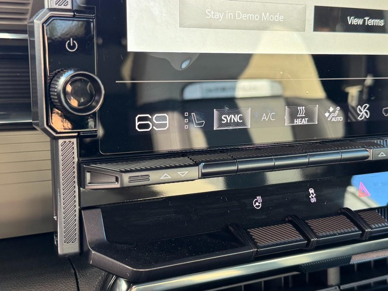 GMC HUMMER EV Pickup Vehicle Image 14