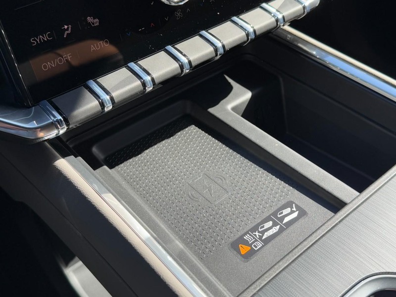 GMC Acadia Vehicle Image 13