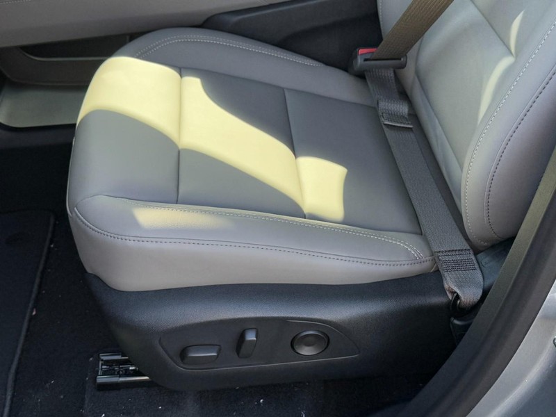 GMC Acadia Vehicle Image 17