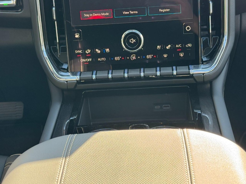 GMC Yukon XL Vehicle Image 11