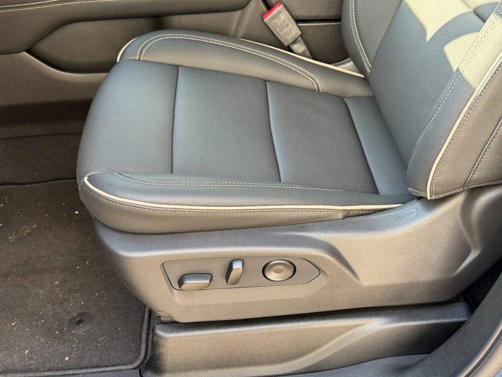 GMC Yukon XL Vehicle Image 17