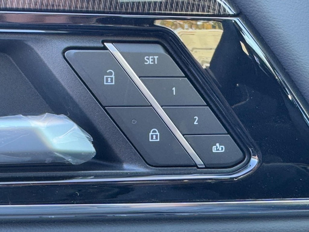 GMC Yukon Vehicle Image 12