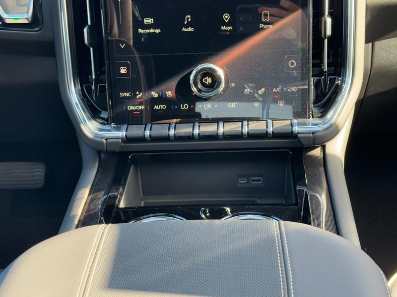 GMC Yukon Vehicle Image 11