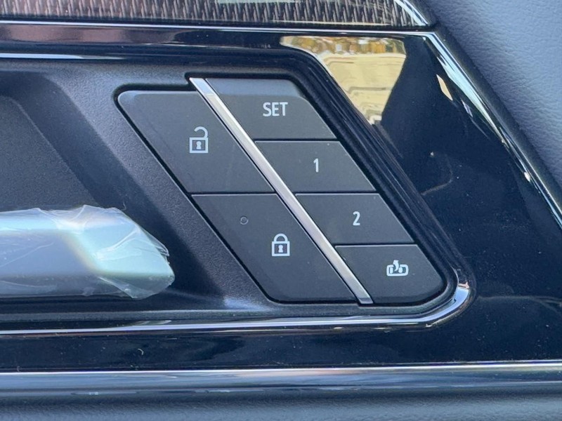 GMC Yukon Vehicle Image 12