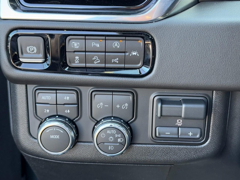 GMC Yukon Vehicle Image 13