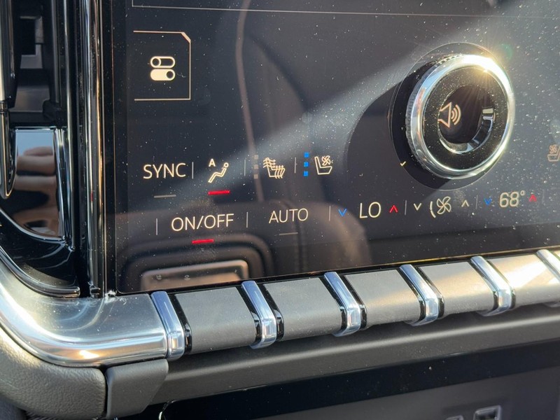 GMC Yukon Vehicle Image 16