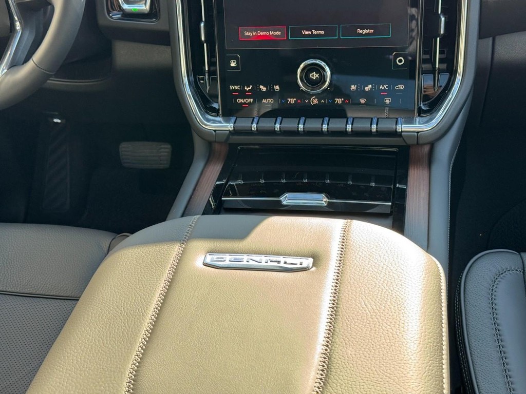 GMC Yukon Vehicle Image 09