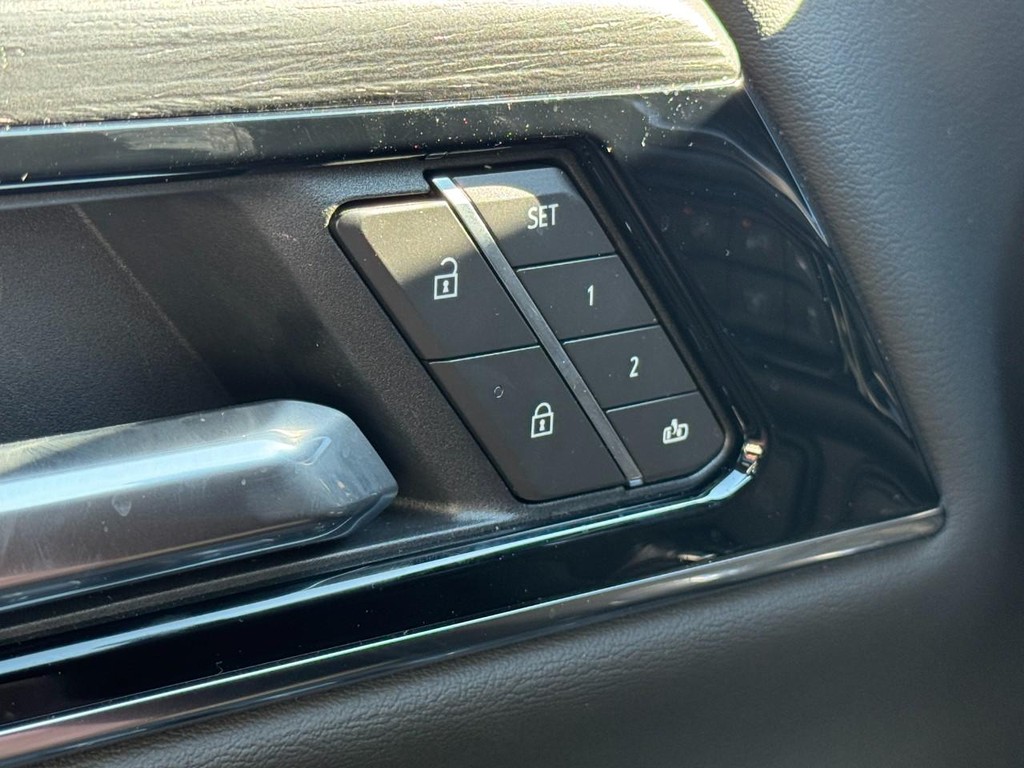 GMC Yukon Vehicle Image 10