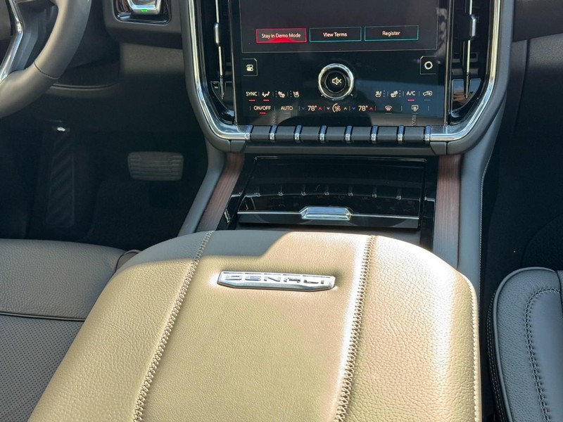 GMC Yukon Vehicle Image 09