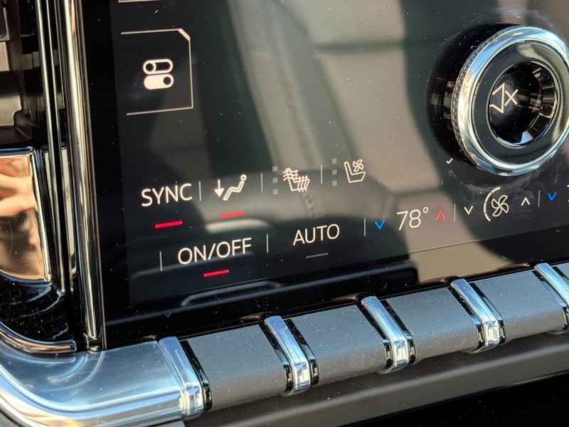 GMC Yukon Vehicle Image 13