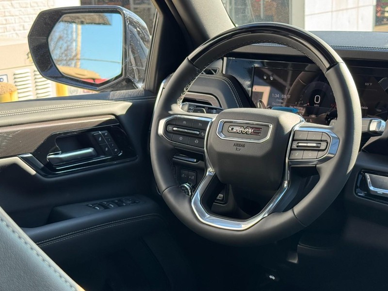 GMC Yukon XL Vehicle Image 09