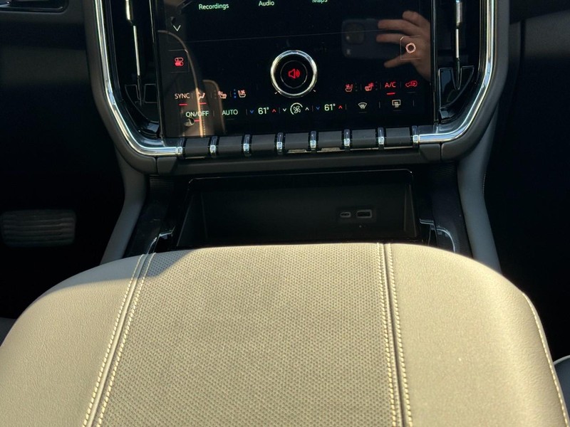 GMC Yukon XL Vehicle Image 11