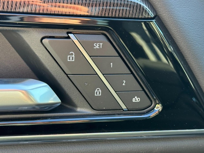 GMC Yukon XL Vehicle Image 12