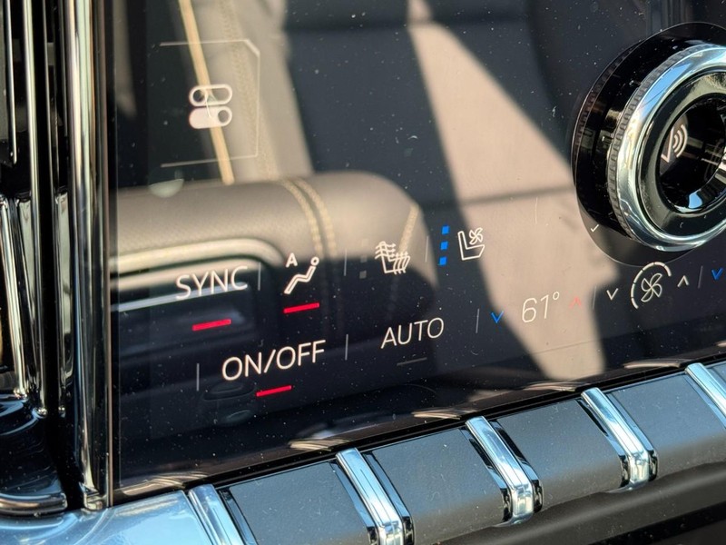 GMC Yukon XL Vehicle Image 15