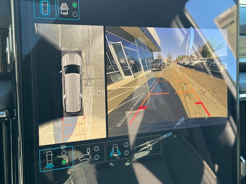 GMC Yukon XL Vehicle Image 16