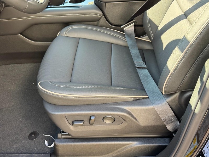 GMC Yukon XL Vehicle Image 17