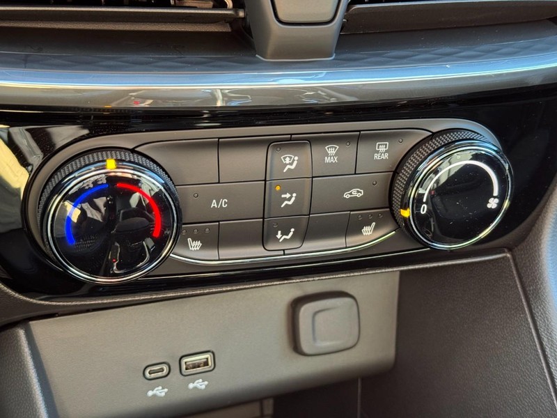 Buick Encore GX Vehicle Image 13