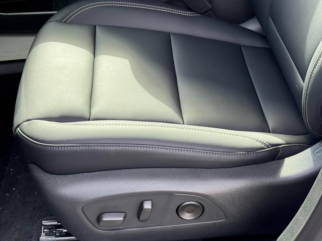 GMC Acadia Vehicle Image 15