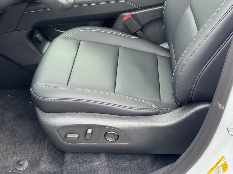 GMC Acadia Vehicle Image 14