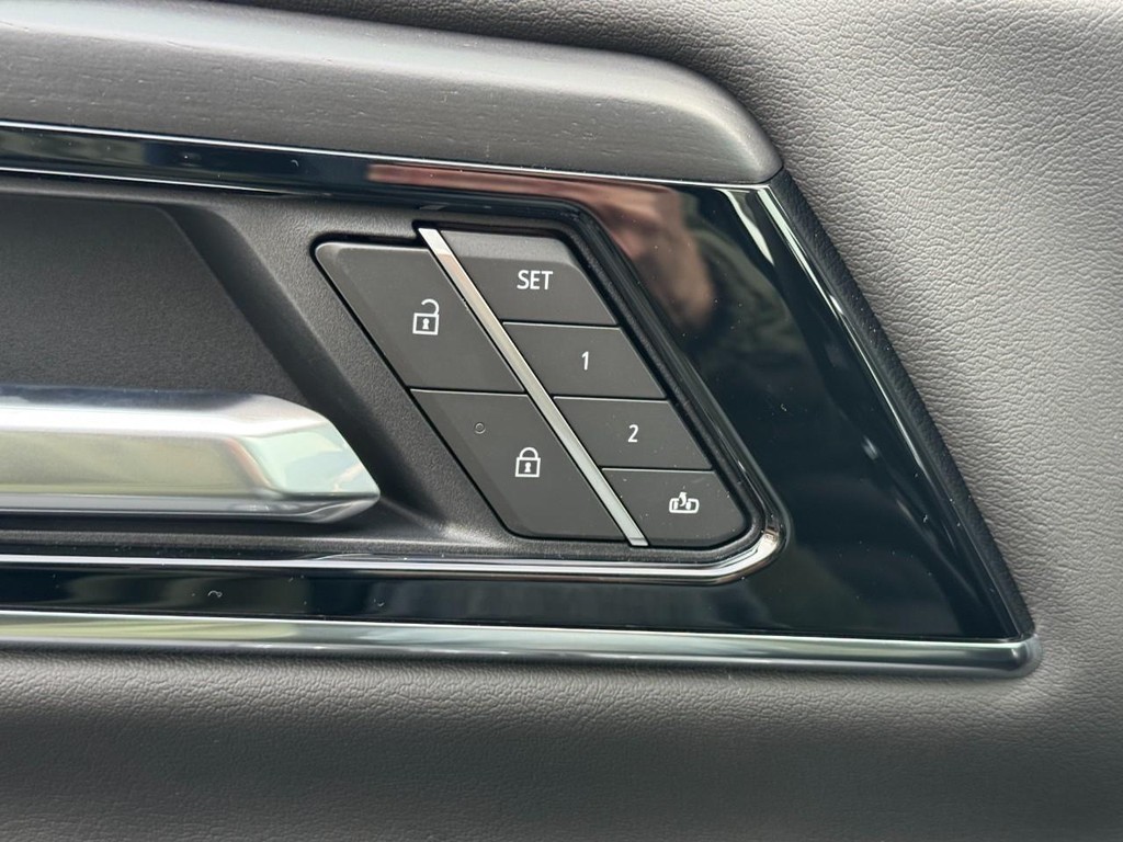 GMC Yukon XL Vehicle Image 11