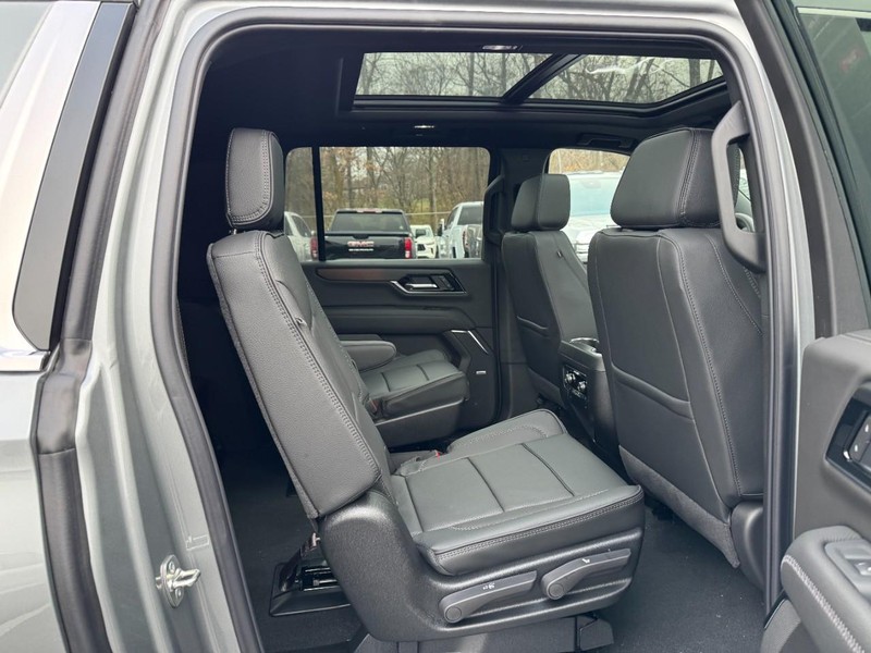 GMC Yukon XL Vehicle Image 05