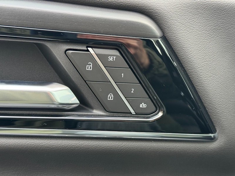 GMC Yukon XL Vehicle Image 11