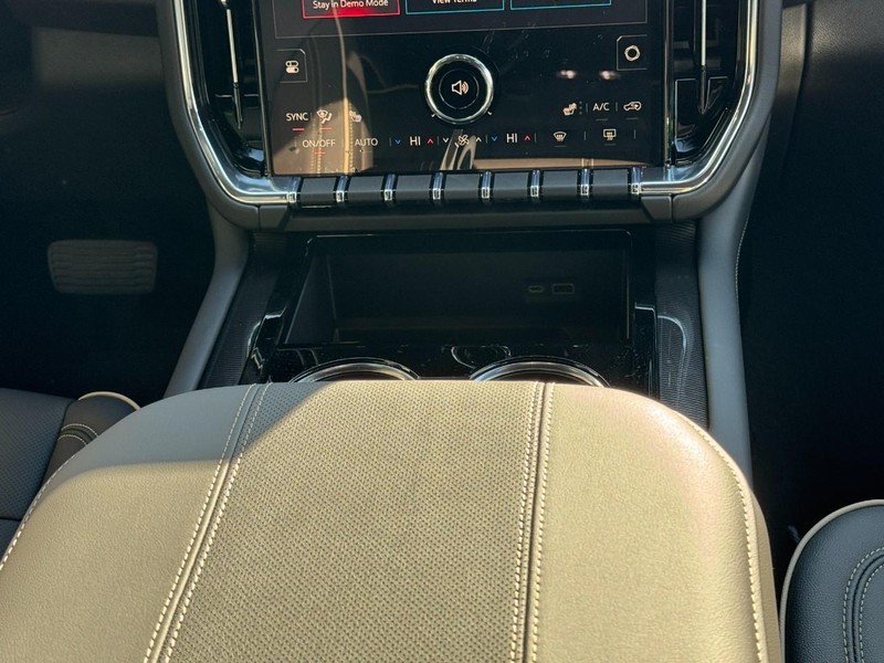 GMC Yukon Vehicle Image 09