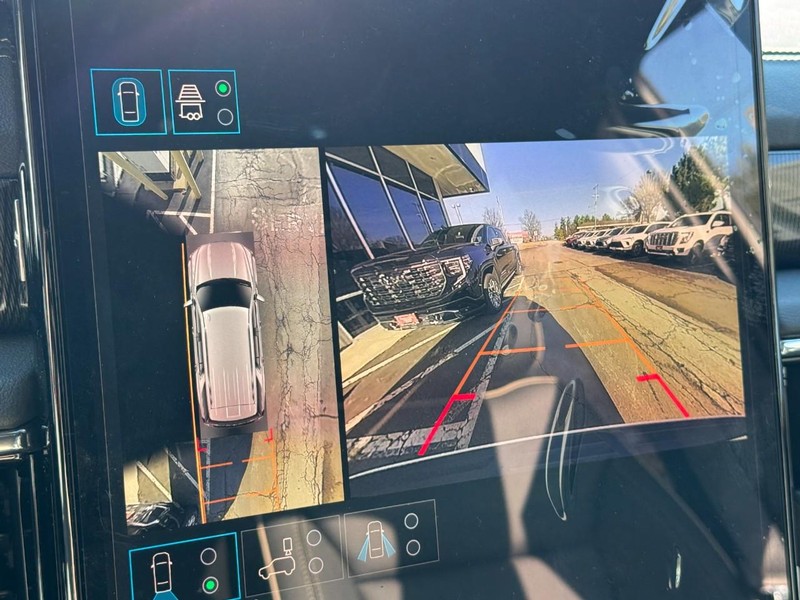 GMC Yukon Vehicle Image 14