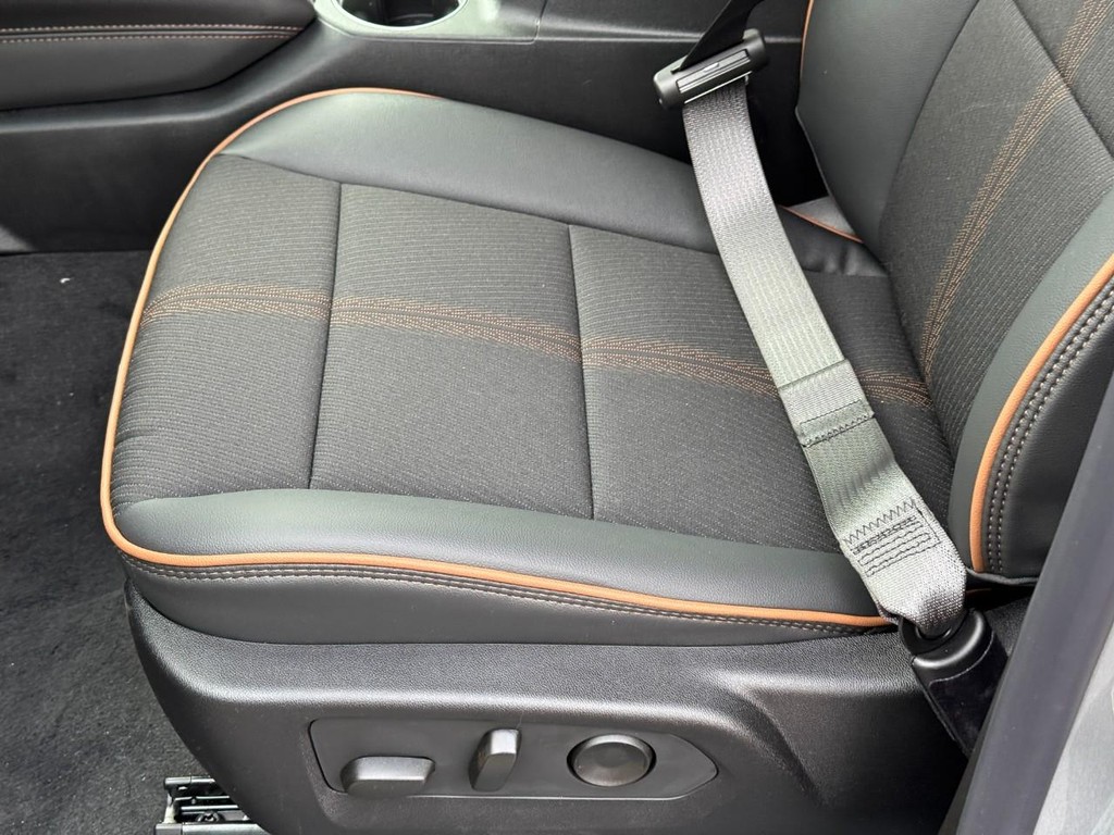 GMC Canyon Vehicle Image 15