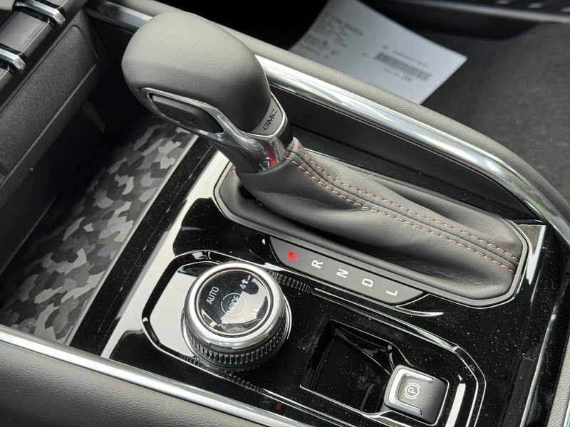 GMC Canyon Vehicle Image 12