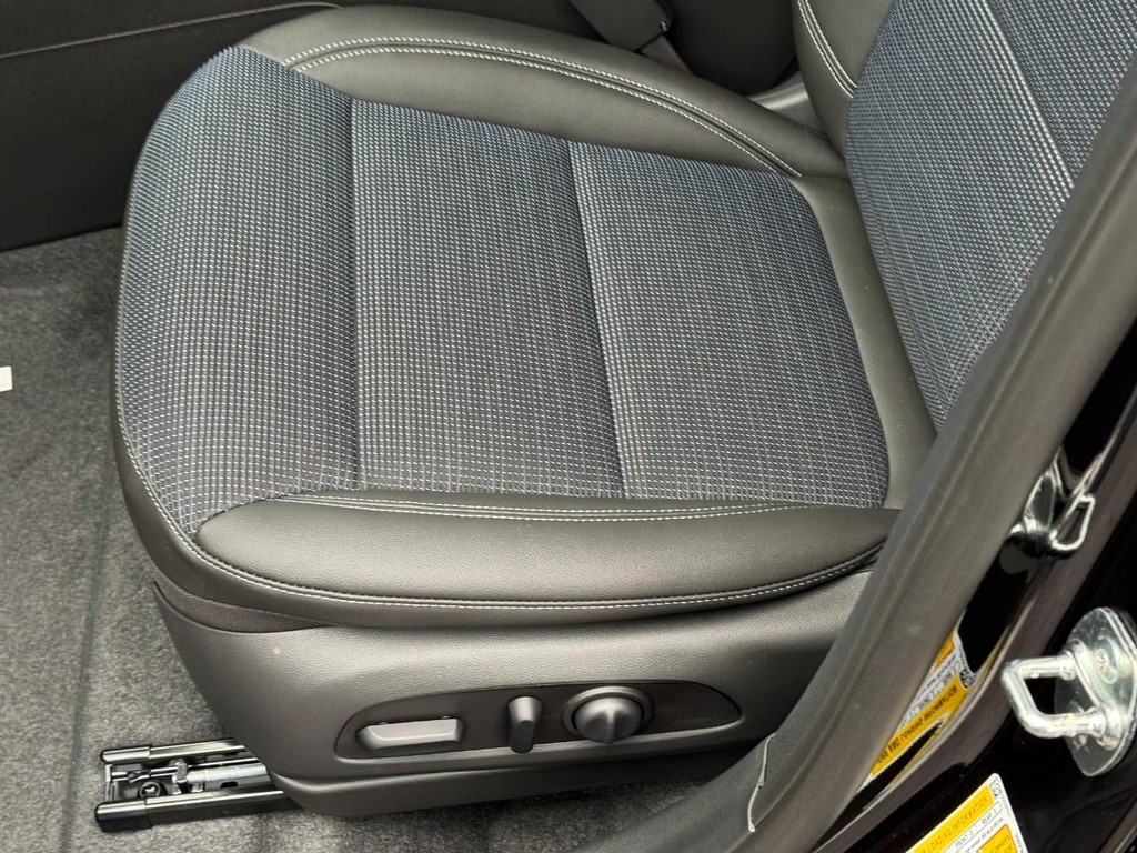 Buick Envista Vehicle Image 15