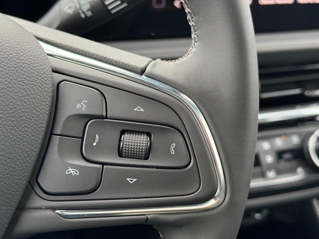 Buick Envista Vehicle Image 11