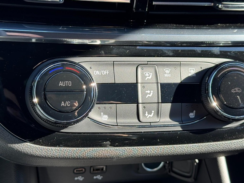 Buick Envista Vehicle Image 12