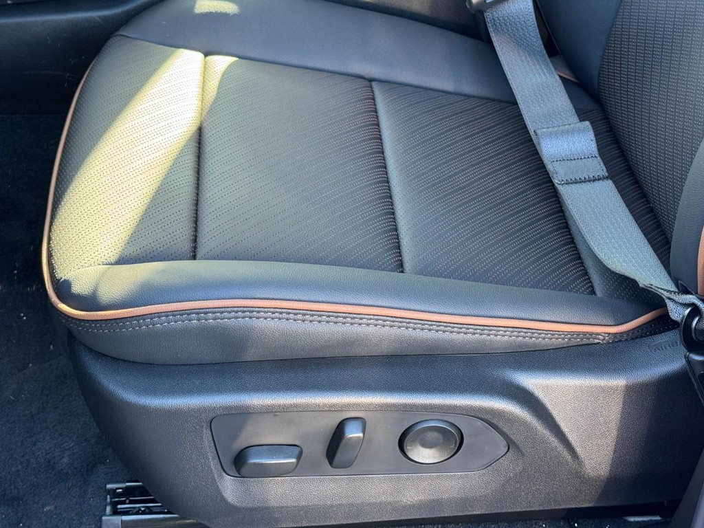 GMC Canyon Vehicle Image 15