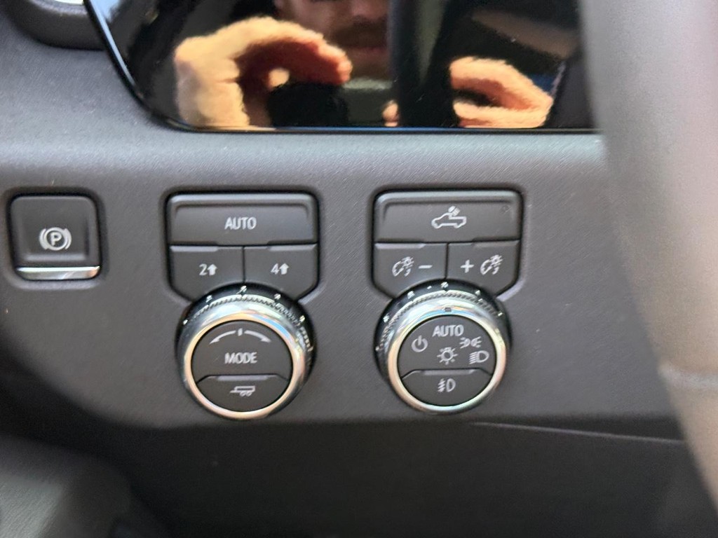 GMC Sierra 1500 Vehicle Image 11