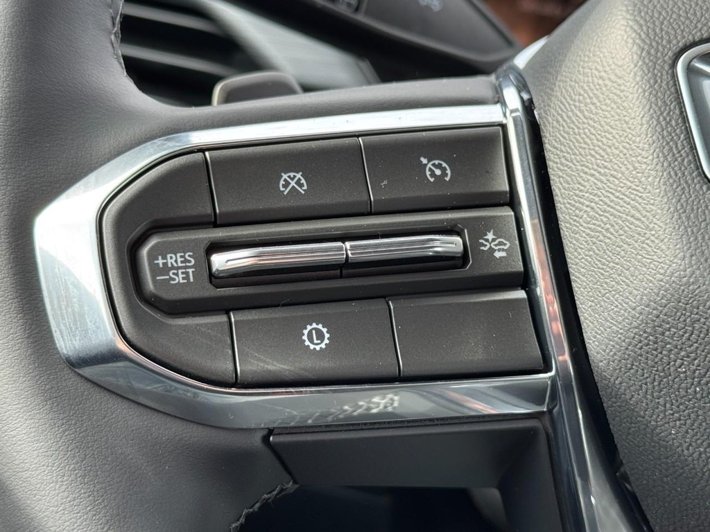 GMC Acadia Vehicle Image 11