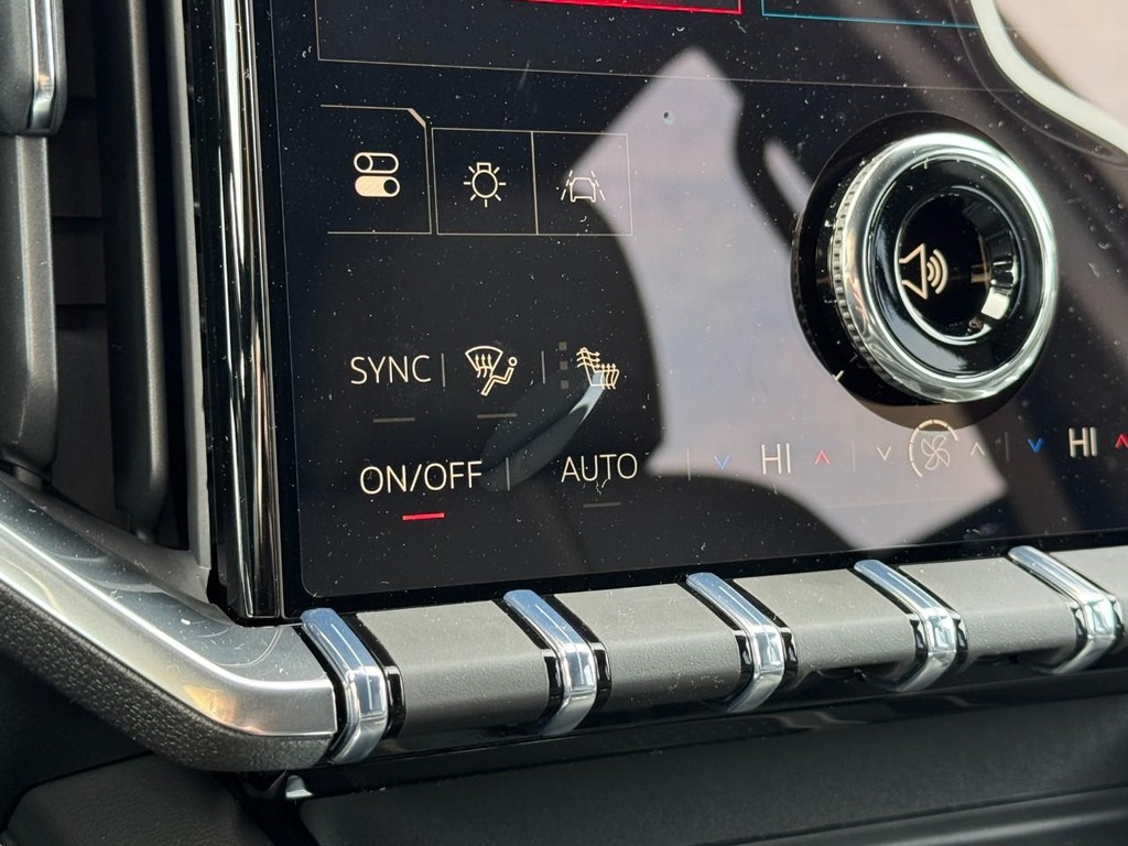 GMC Acadia Vehicle Image 13