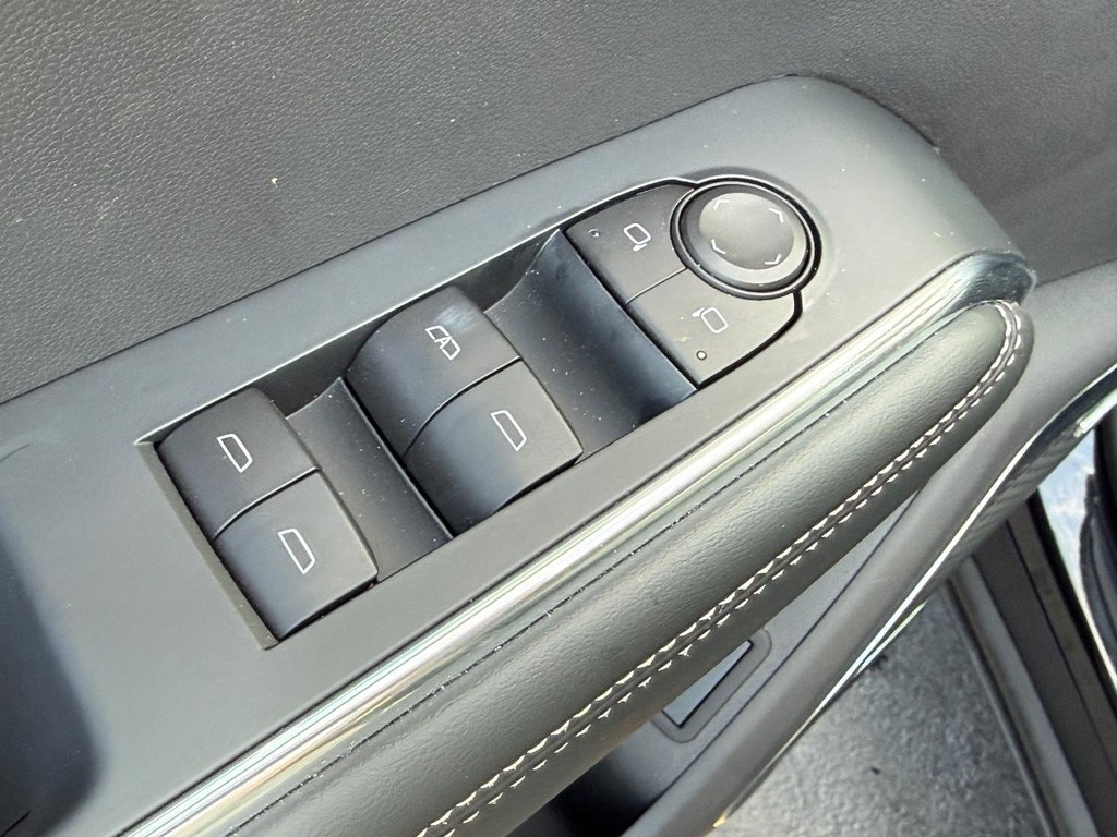 GMC Acadia Vehicle Image 12