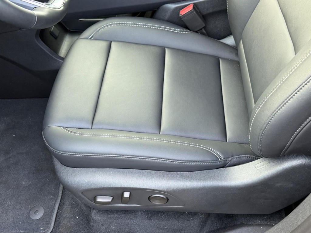 GMC Acadia Vehicle Image 13