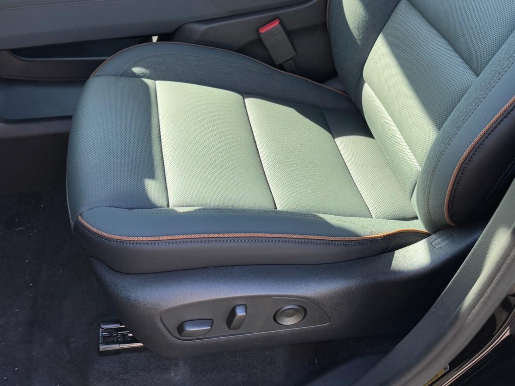 GMC Acadia Vehicle Image 15