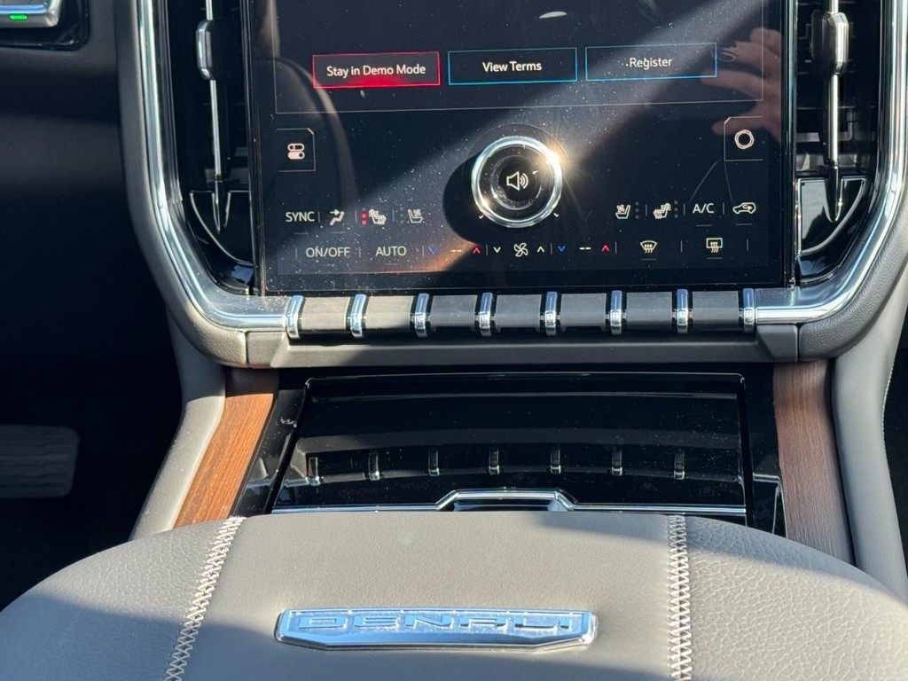 GMC Yukon Vehicle Image 09